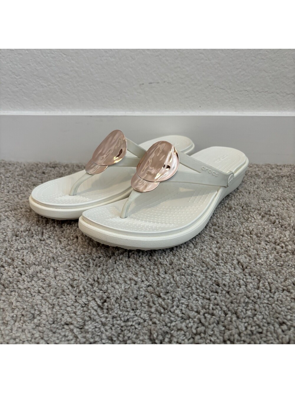 Crocs Sanrah Foam Comfort Wedge Flip Flop Sandals White Gold Women’s Size 10 EUC